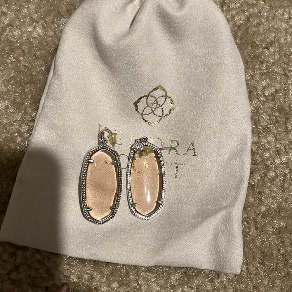 KENDRA SCOTT Elle Rhodium Drop Earrings in Rose Quartz. Excellent condition